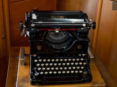 Prima di salutarci, l�editore ci accompagna nel negozio. Accediamo anche in un piccolo archivio in cui � impossibile non notare la macchina da scrivere nera targata Olivetti, cimelio appartenuto al fondatore